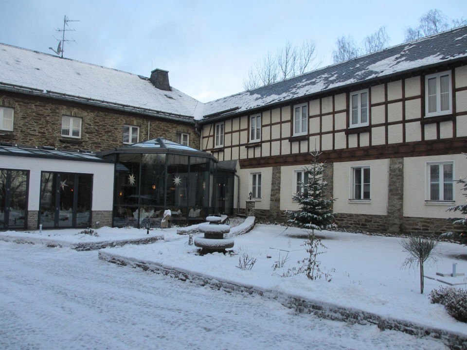  Eingang mit Wintergarten  Sonnenhotel Hoher Hahn  Schwarzenberg