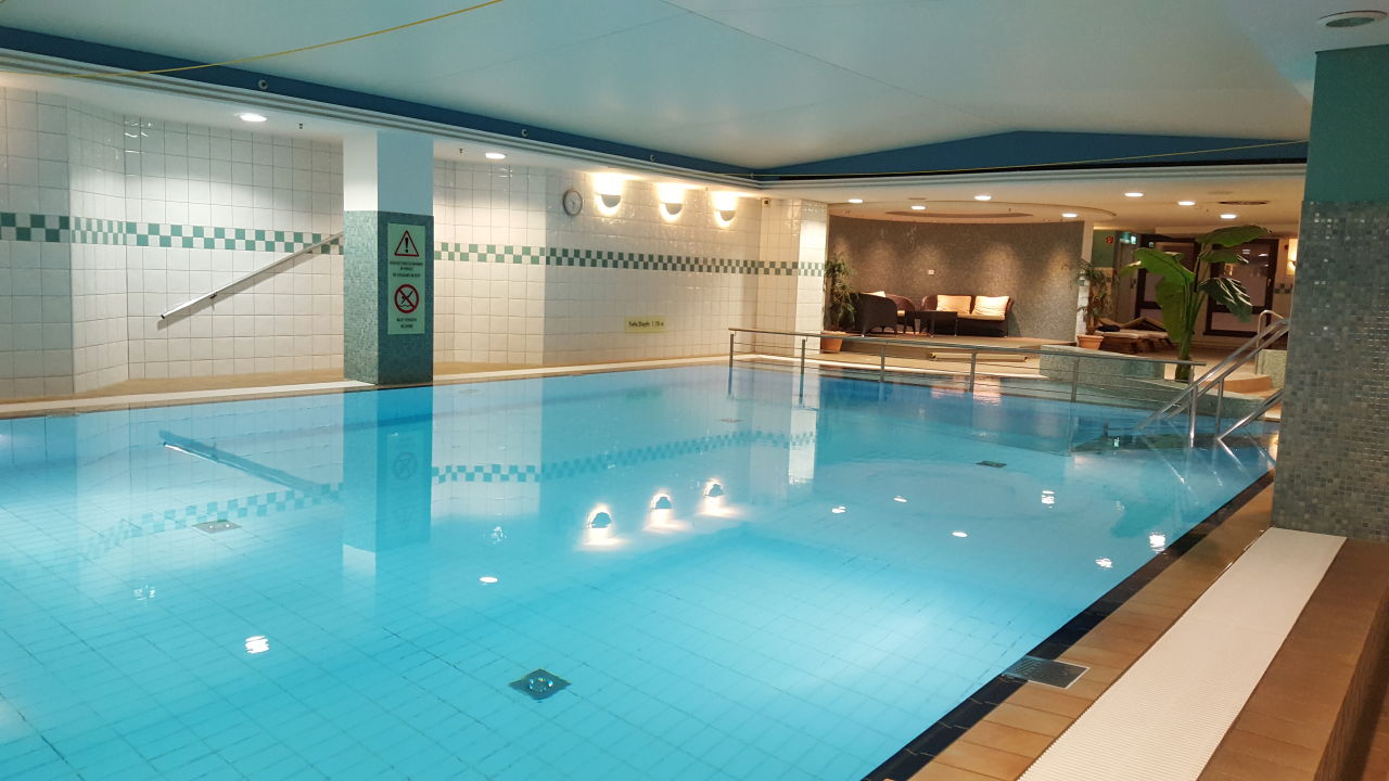 "Pool" Hilton Dresden (Dresden) • HolidayCheck (Sachsen Deutschland)