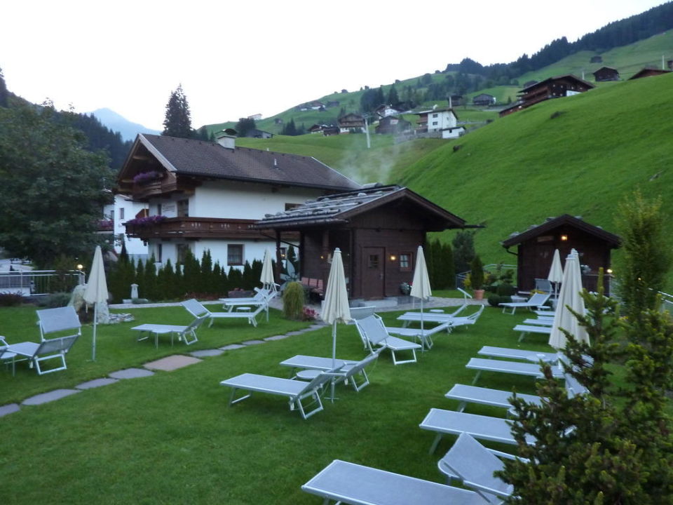 "Garten mit Aussenpool und Blocksauna" Alpin Spa Tuxerhof