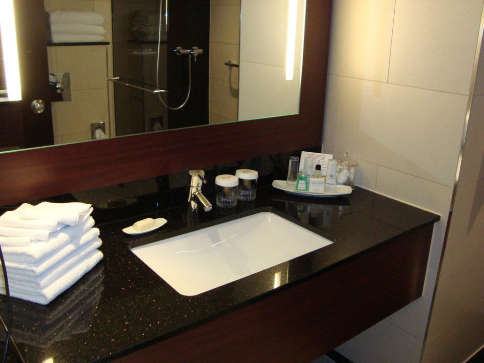 "Badbereich / Waschbecken" Zürich Marriott Hotel (Zürich