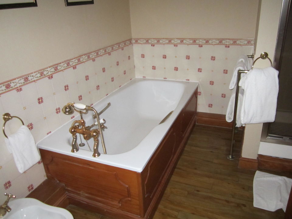 "Bad, Dusche und Waschbecken m. goldenen Wasserhahn" Nunsmere Hall