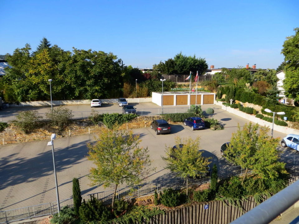 Blick Aus Dem Fenster Auf Den Parkplatz Gartenhotel Heusser Bad Durkheim Holidaycheck Rheinland Pfalz Deutschland
