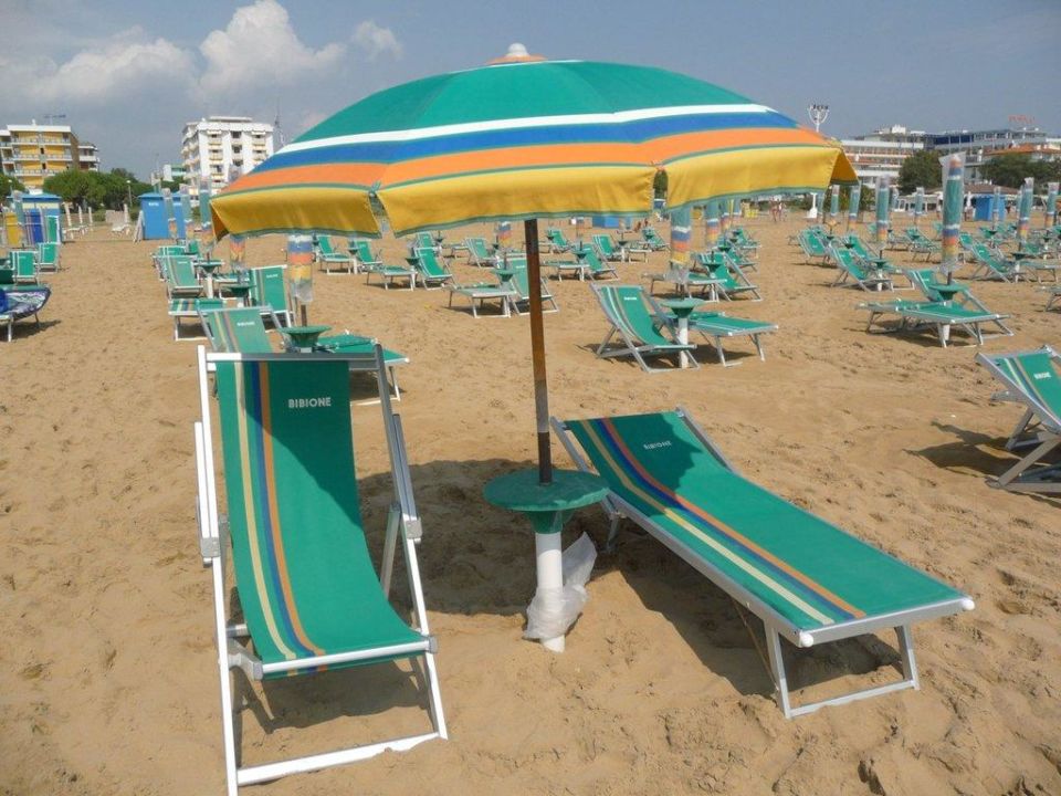 "Liegestuhl, Liege und Sonnenschirm" Hotel Bellevue (Bibione