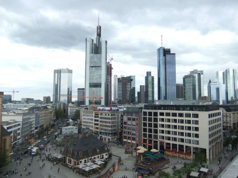 "Skyline Blick gezoomt" Radisson Blu Hotel Frankfurt (Frankfurt am Main) • HolidayCheck (Hessen