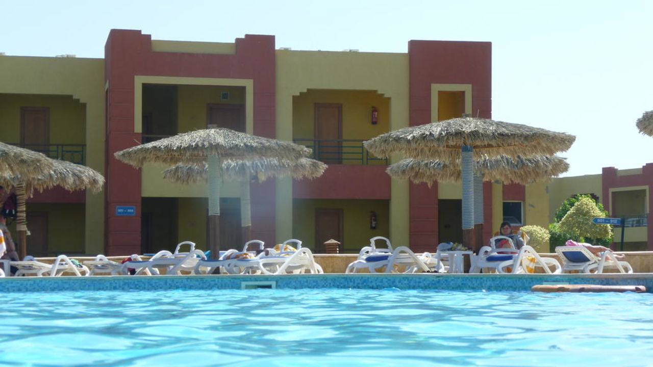 "Haupthaus vom Pool aus" Tulip Resort (Vorgänger-Hotel – existiert