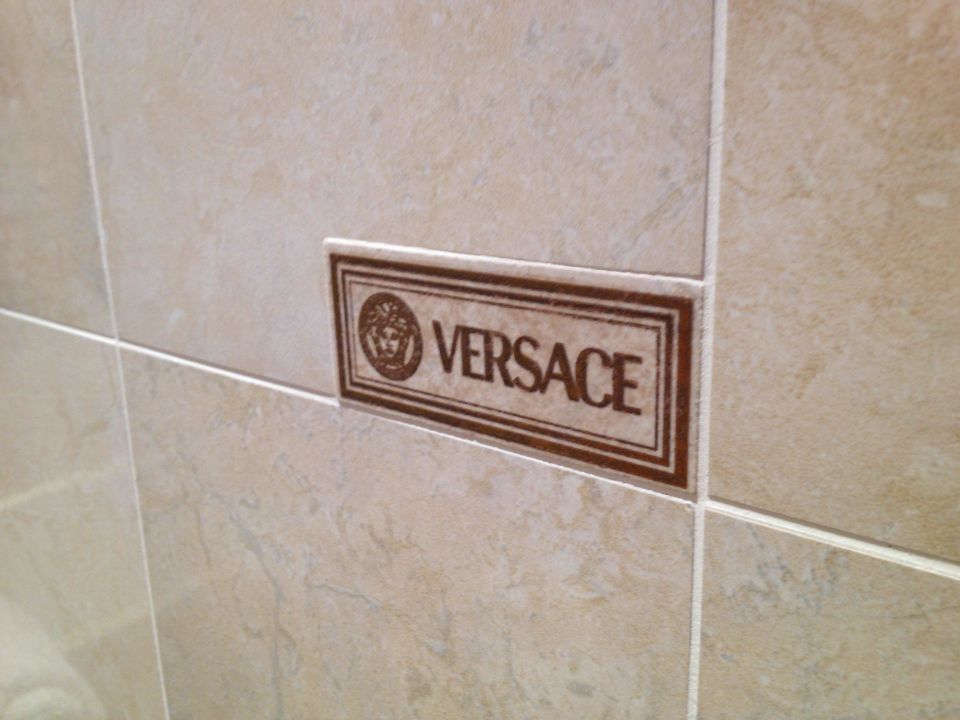 "Versace Fließen im Badezimmer" Hotel Ares Eiffel (Paris ...