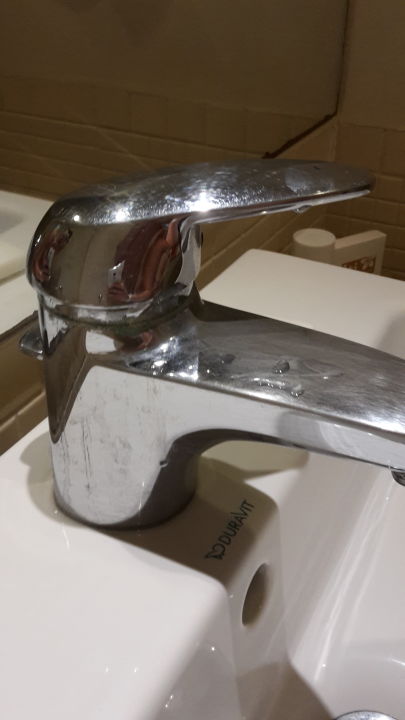 "Schmutziger, verkalkter Wasserhahn im Bad" The Xanthe Resort & Spa