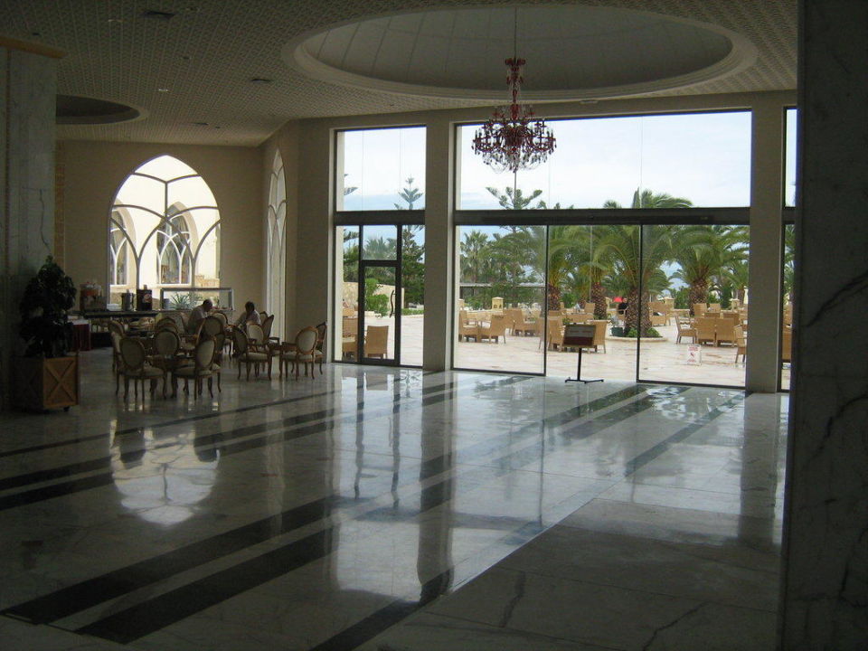 "Blick von der Halle zur Terrasse, links Bar" Hotel Steigenberger