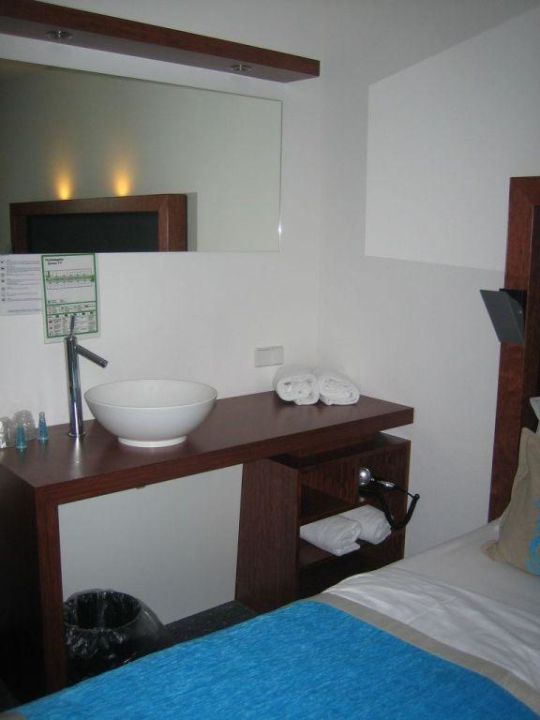 "Waschbecken im Zimmer" B&B Hotel Köln-West (Köln) • HolidayCheck