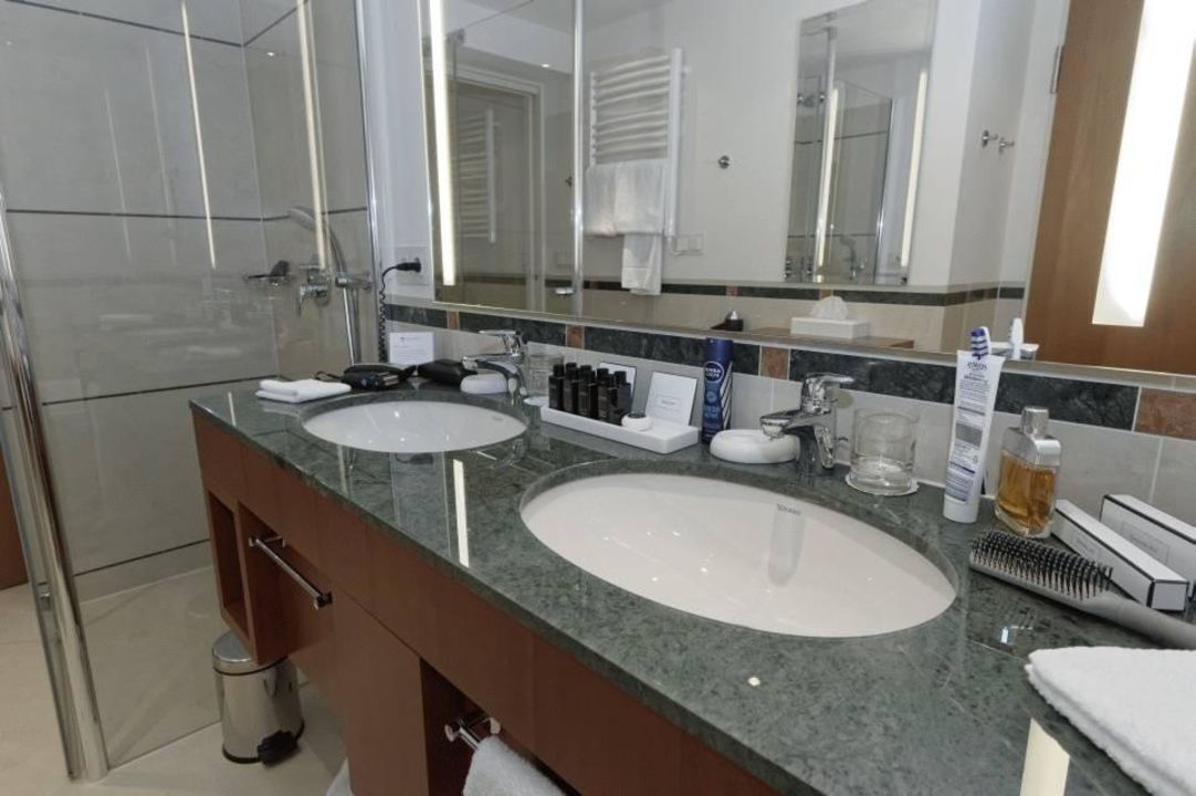 "Bad: zwei Waschbecken" ATLANTIC Hotel Wilhelmshaven (Wilhelmshaven