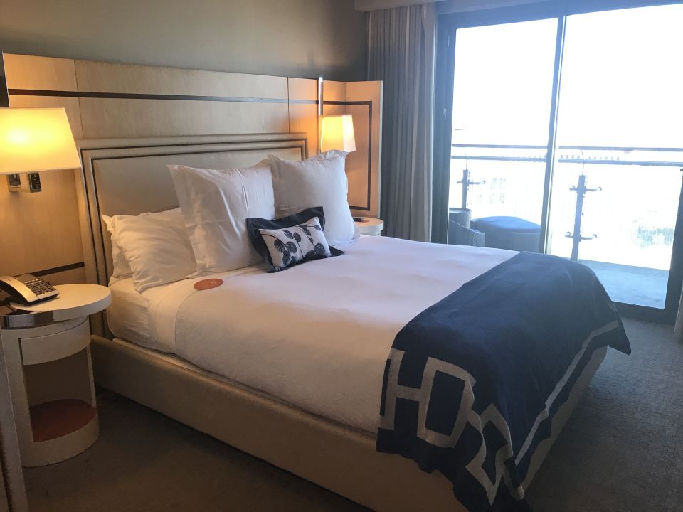 1 Bedroom Suite Fountain View Kingsize Bed The