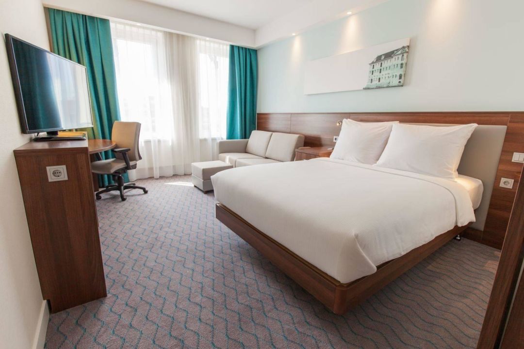 hampton by hilton queen room with sofa bed