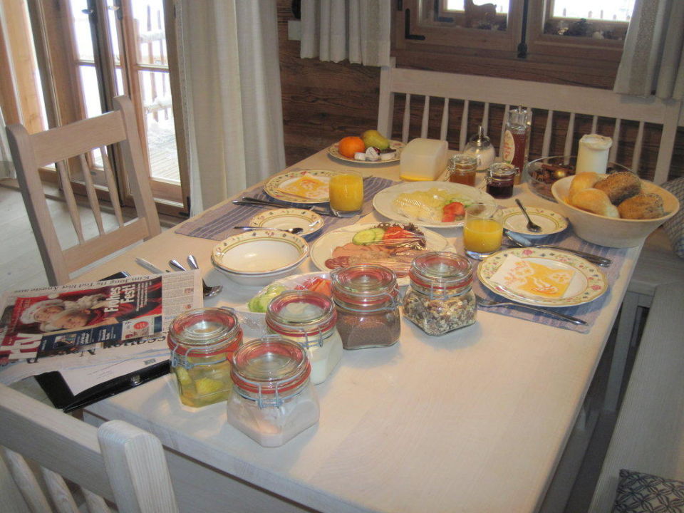 &quot;Reich gedeckter Frühstückstisch&quot; Bergdorf Hüttenhof Luxus Chalets