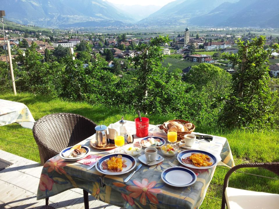 e146eb63-60f8-36d2-9c97-0d2e6f136132