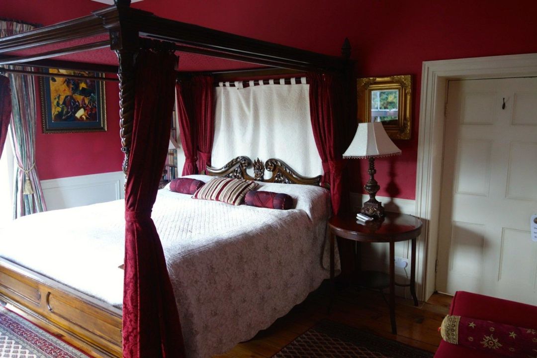 Red Room Mit Blick Zum Bett Und Eingangstur Lough Key