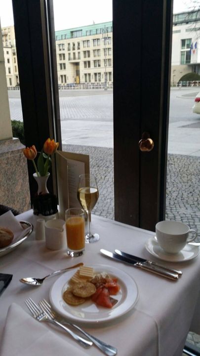Fruhstuck Mit Blick Hotel Adlon Kempinski Berlin Berlin Mitte Holidaycheck Berlin Deutschland