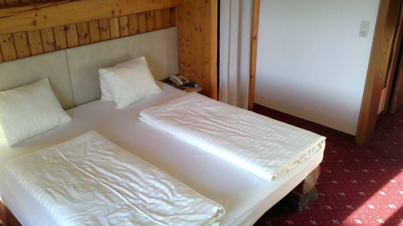 Bild "mit betten, schrank mit vorhang" zu hotel feriengut buasen ...