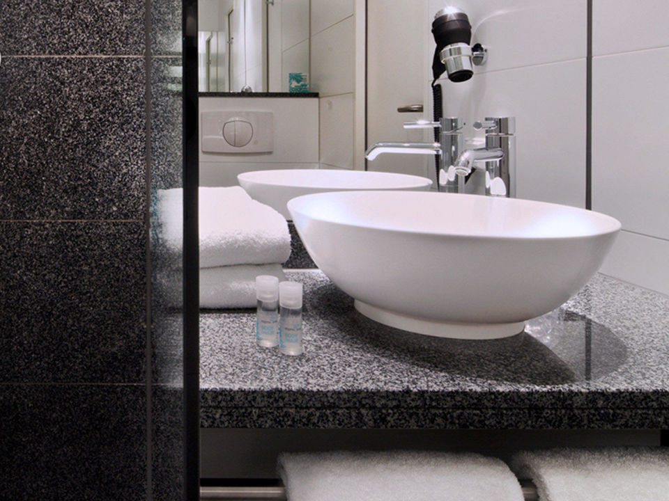 "Badezimmer" Motel One München-Garching (Garching bei ...