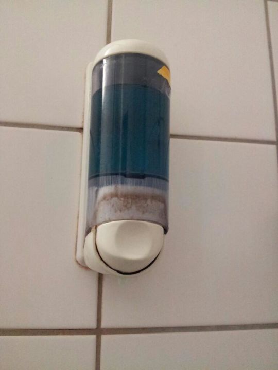 "Badezimmer, Seifenspender mit Schimmel" Mercure Stuttgart Zuffenhausen