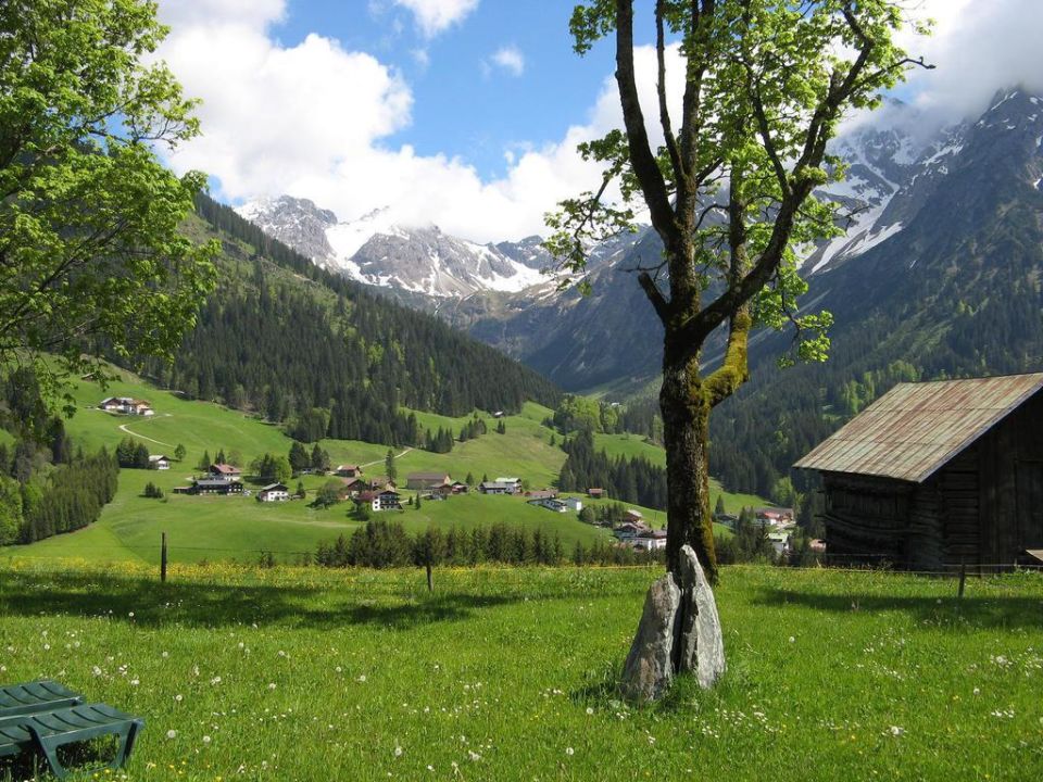 "Ausblick vom der Liege im Garten" Haller´s Genuss & Spa (Mittelberg