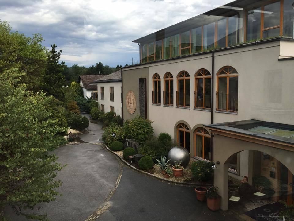 "Außenansicht mit Eingangsbereich " GartenHotel Ochensberger (St