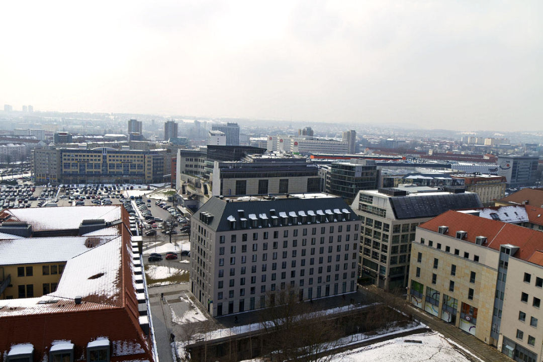 "Blick von der Kreuzkirche auf das Hotel" Premier Inn