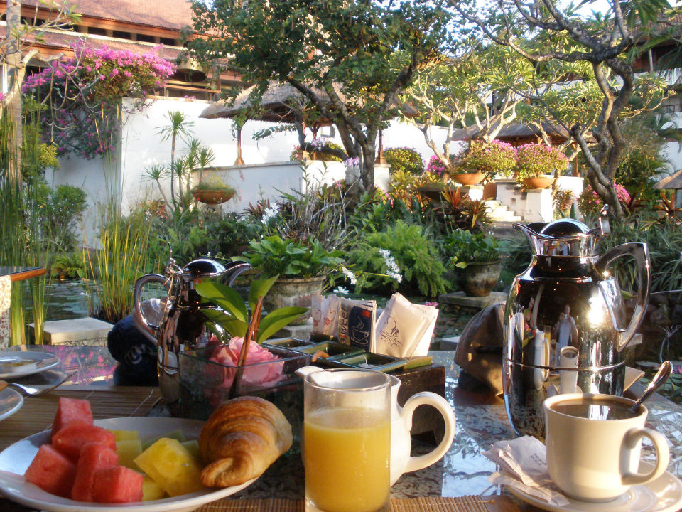 "Frühstück im wundersollen Garten" Nusa Dua Beach Hotel