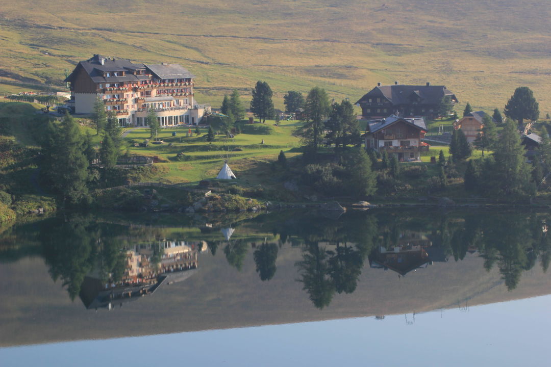 Am Ende Der Strasse Steht Ein Haus Am See Heidi Hotel