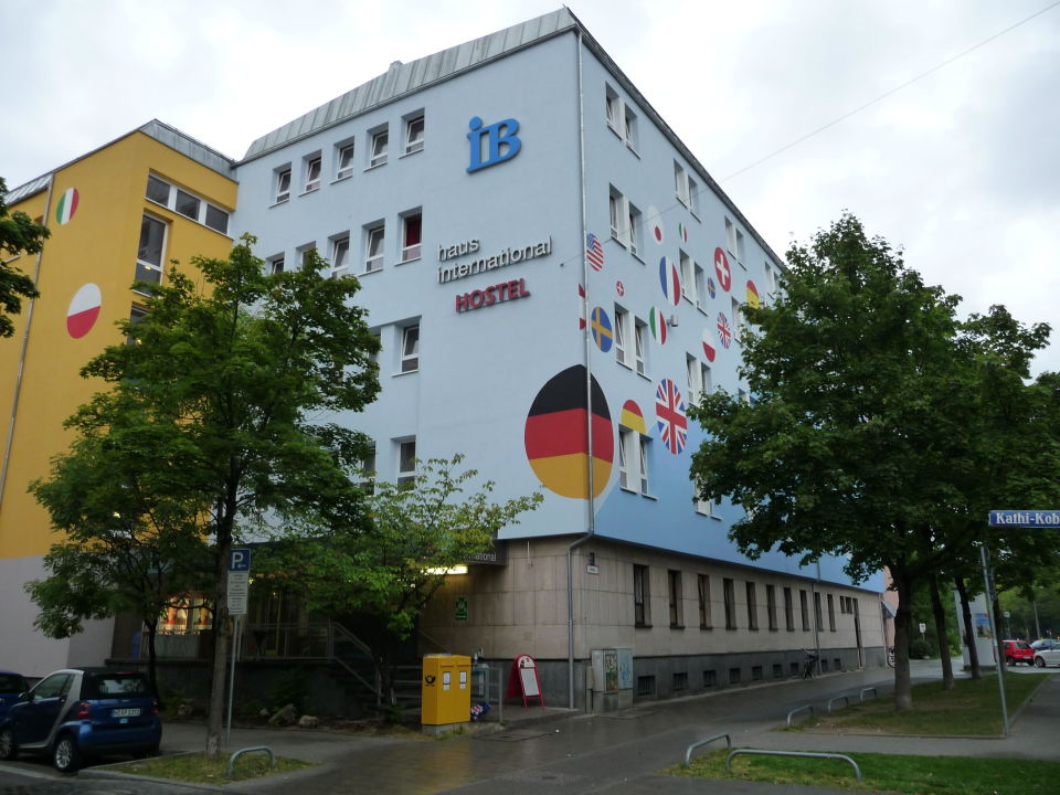 "Außenansicht Eingang leider im Regen" Hostel Haus