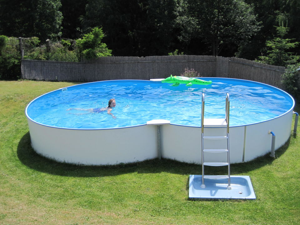 &quot;Swimmingpool im Garten&quot; Gästehaus Sonneck (Bischofsgrün