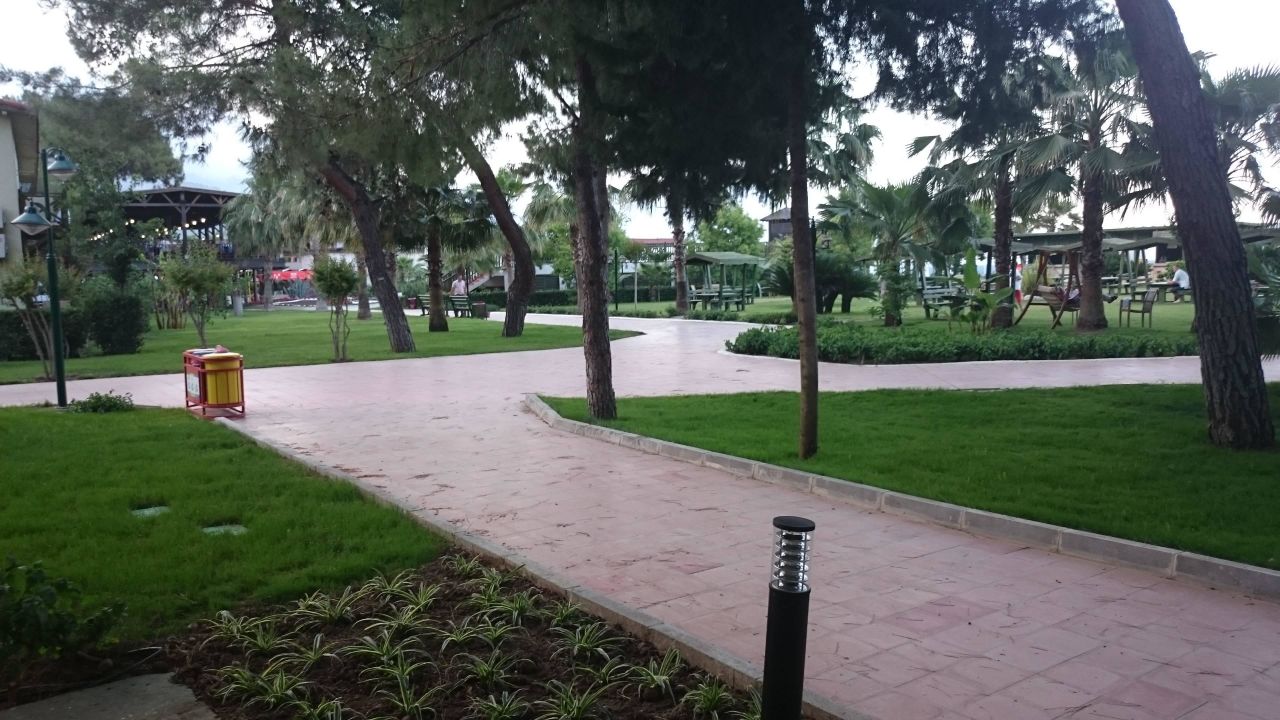 "Teil der Gartenanlage" Crystal Flora Beach Resort (Beldibi