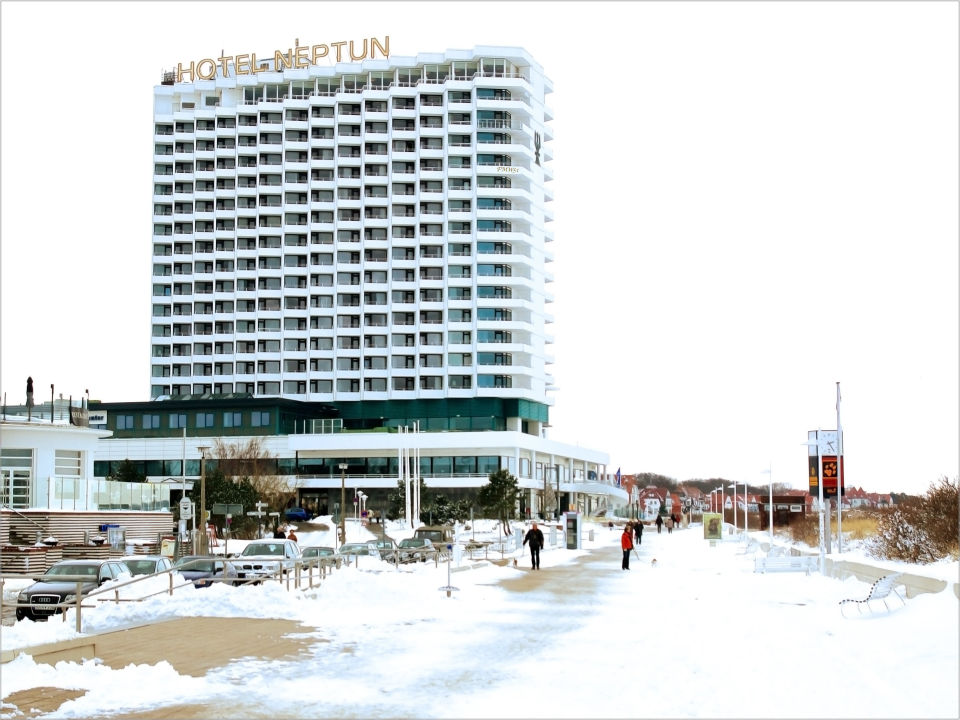 "Von der Strandpromenade nach Westen" Hotel Neptun (Rostock Warnemünde) • HolidayCheck