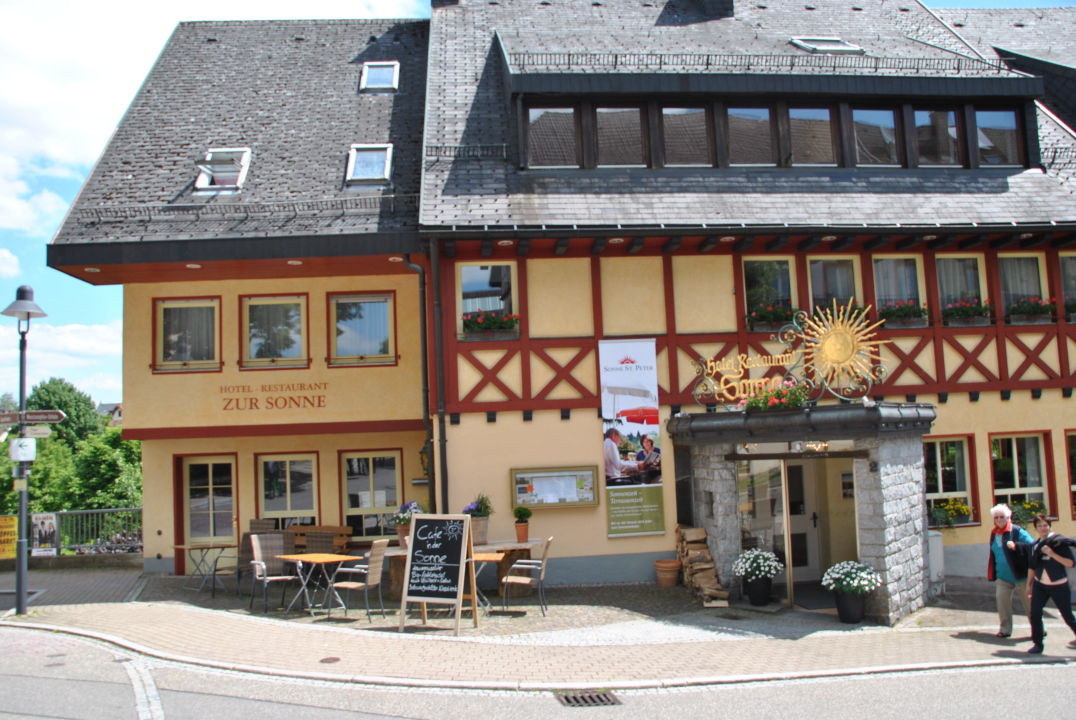 "Blick vom Dorplatz zum Hotel" Hotel Zur Sonne (St. Peter