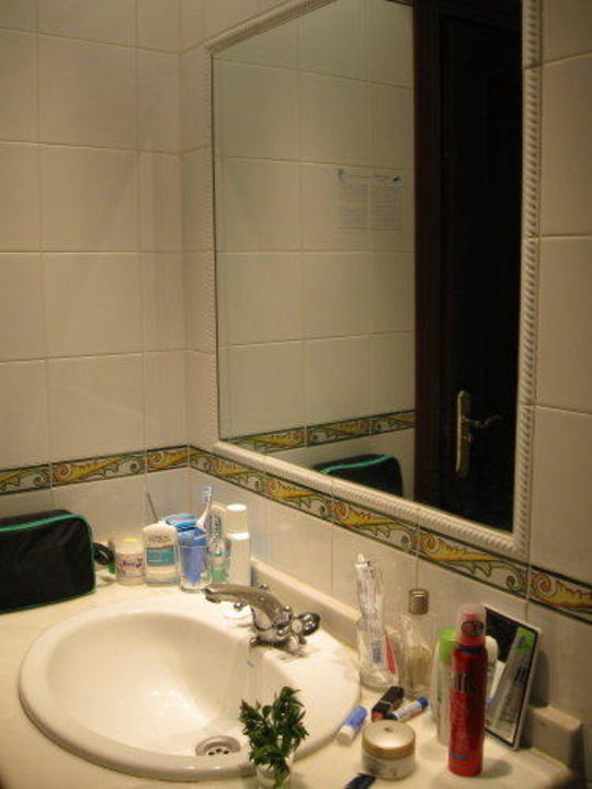 "Waschbereich im Badezimmer" Hotel Tarik (Torremolinos) • HolidayCheck