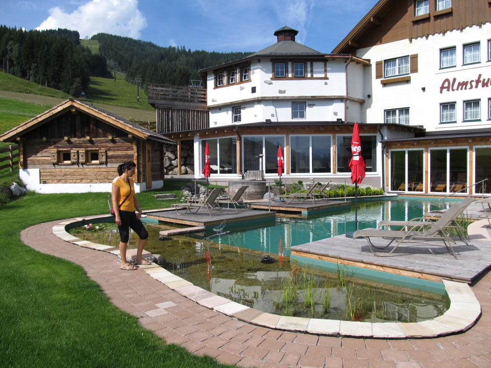 "Schwimmteich mit Sauna und Relaxbereich" ALMGUT Mountain Wellness