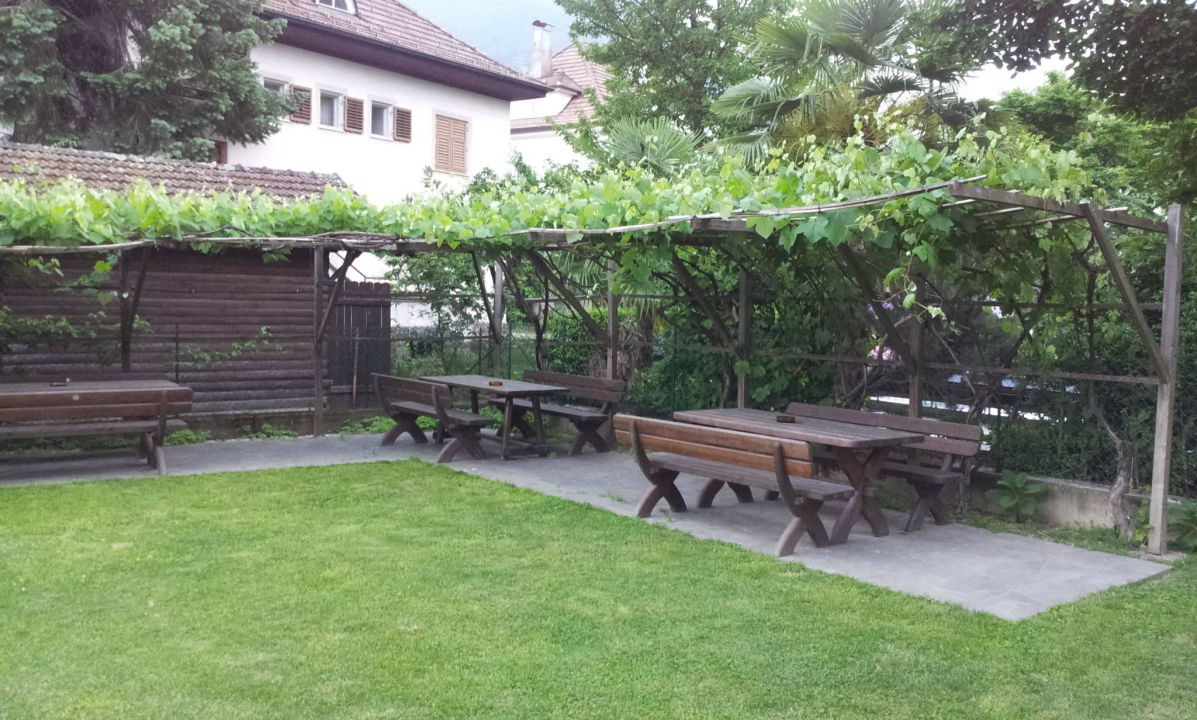 "Sitzgelegenheit in Garten" Pension Weingarten (Lana ...