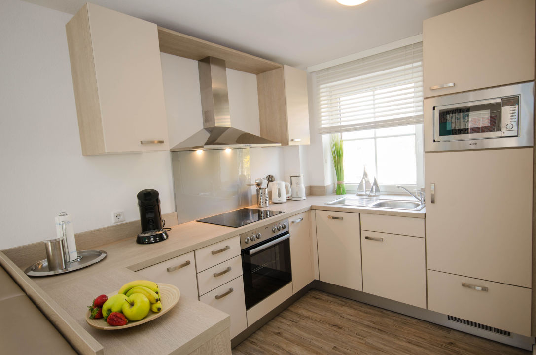 "Küche mit Mikrowelle und Geschirrspüler" Feriendorf Robbenplate Haus