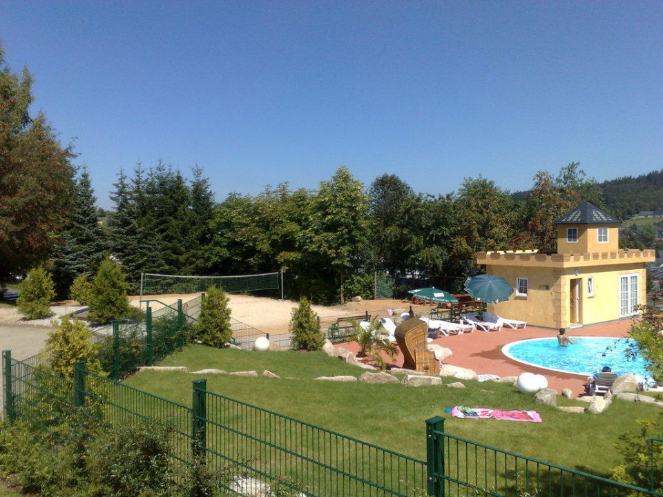 "Kleiner Aussenpool mit gepflegter Grünanlage" Familotel Aparthotel am