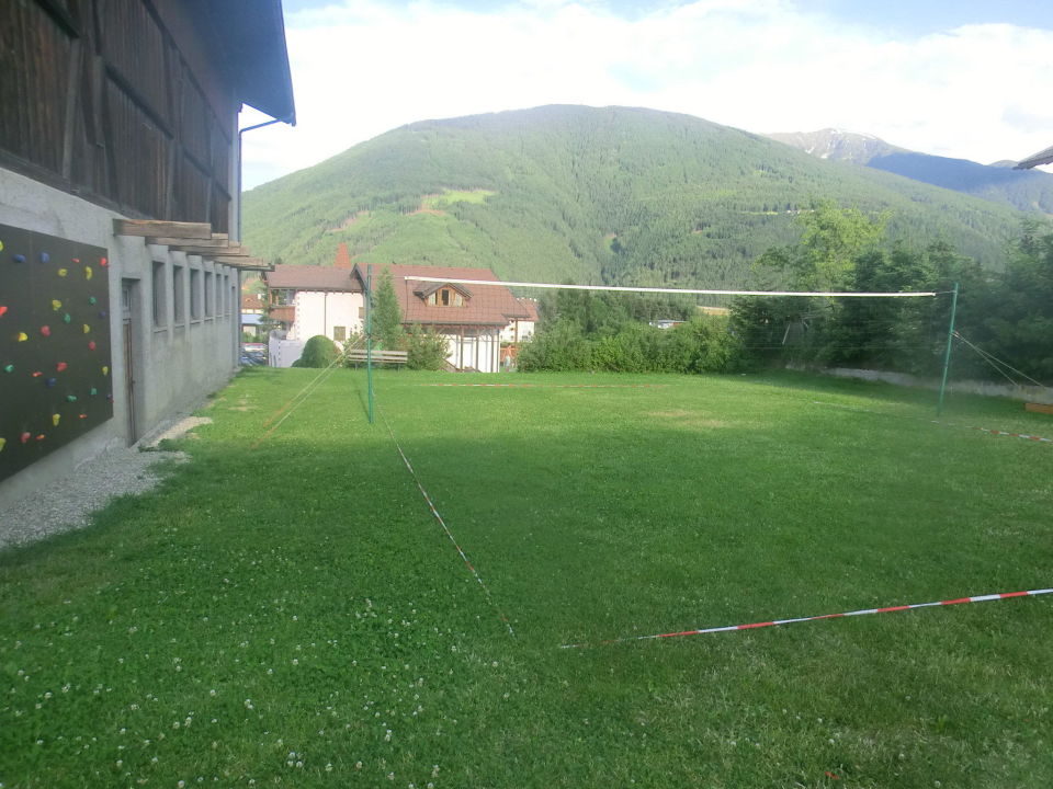 "Volleyballfeld mit Kletterwand" Fürstenhof Pension (Naz-Sciaves / Natz