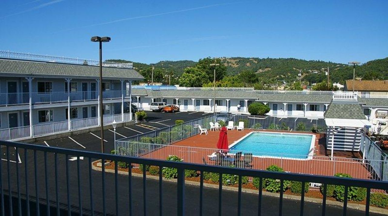 "Blick über Innenanlage mit Pool" Hotel Quality Inn Central Roseburg