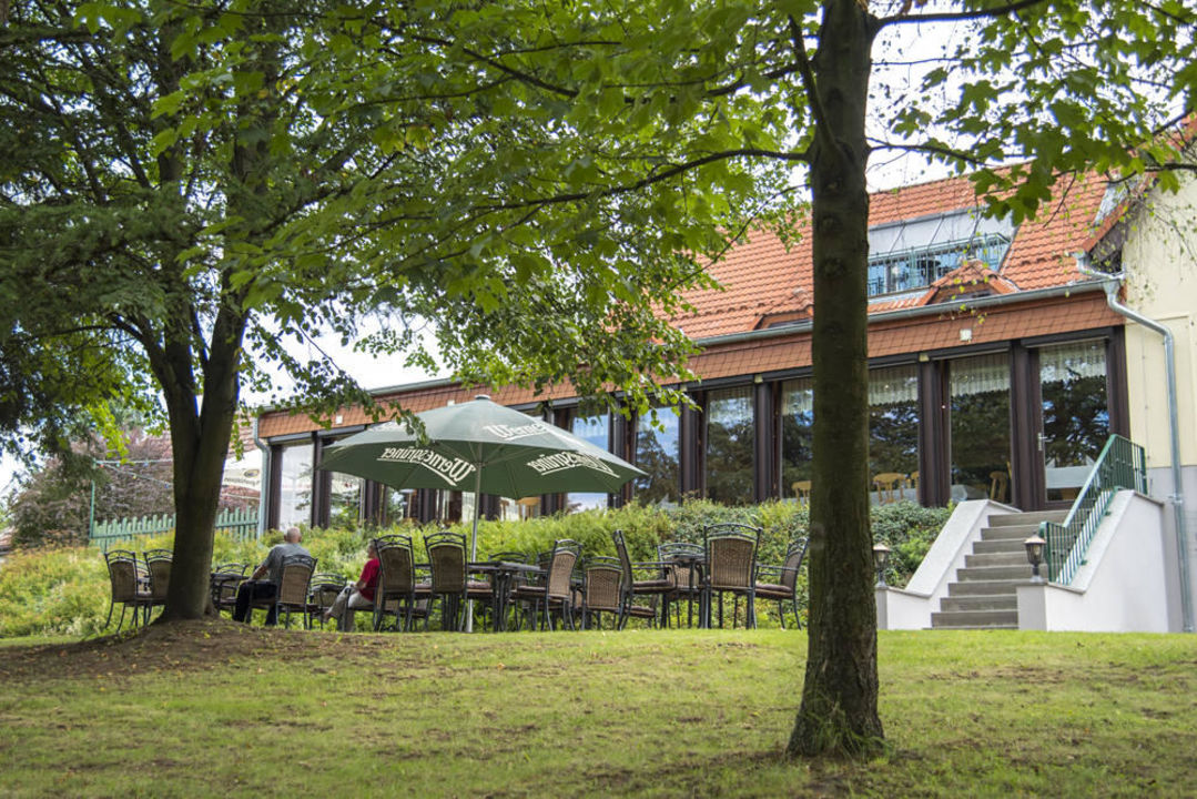 &quot;Blick aus dem Garten auf das Haus&quot; Landhotel Waldblick