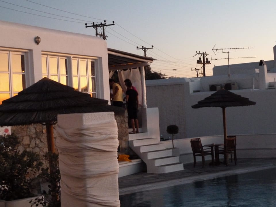 Poolbar kurz nach Sonnenuntergang Hotel Rochari