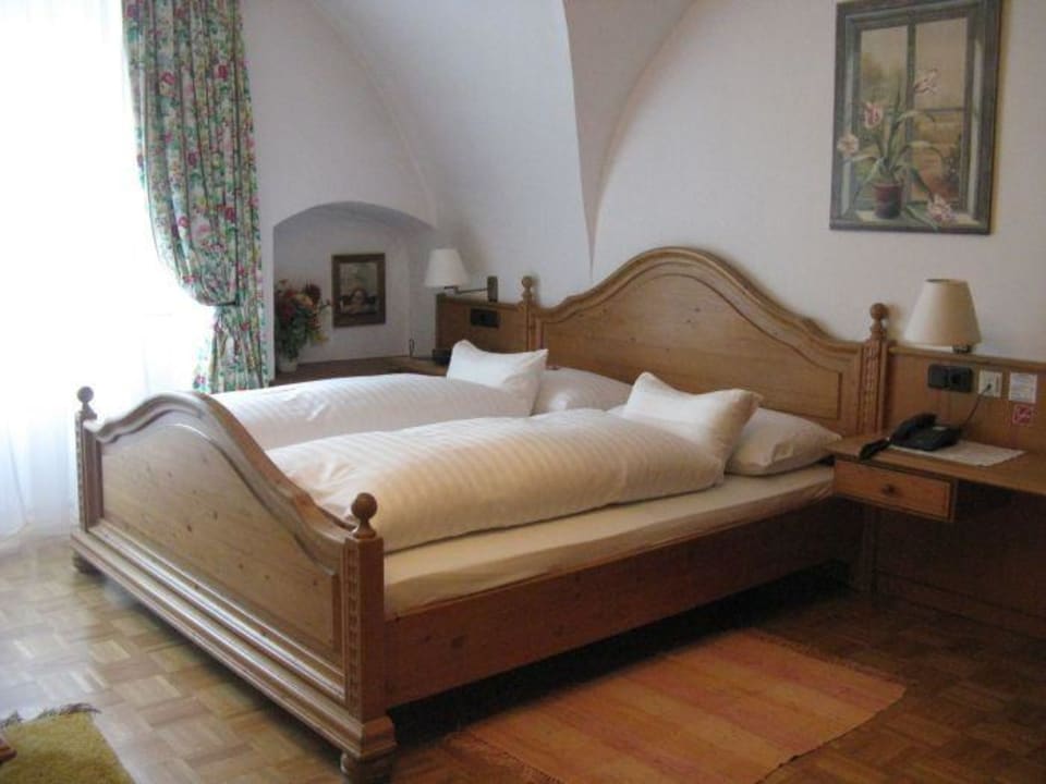 Doppelbett im Romantikzimmer Hotel Schrannenhof