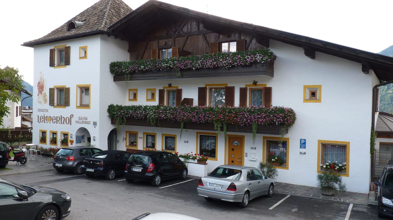 Eingangsbereich mit Parkplatz Pension Leimerhof