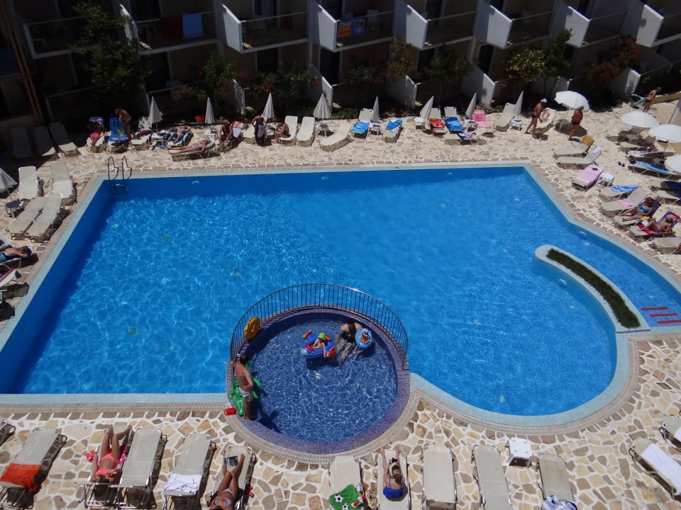 Widok z balkonu - basen Strofades Beach Hotel
