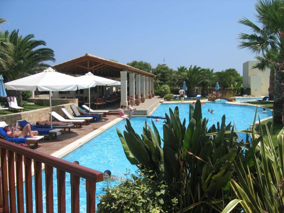 Blick von Brücke zum Strand auf einen der Pools Phãea Cretan Malia