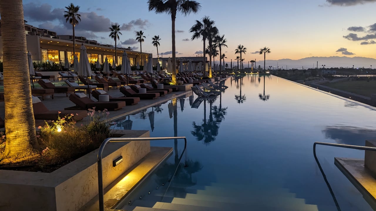 Pool The Royal Senses Resort, Curio Collection by Hilton