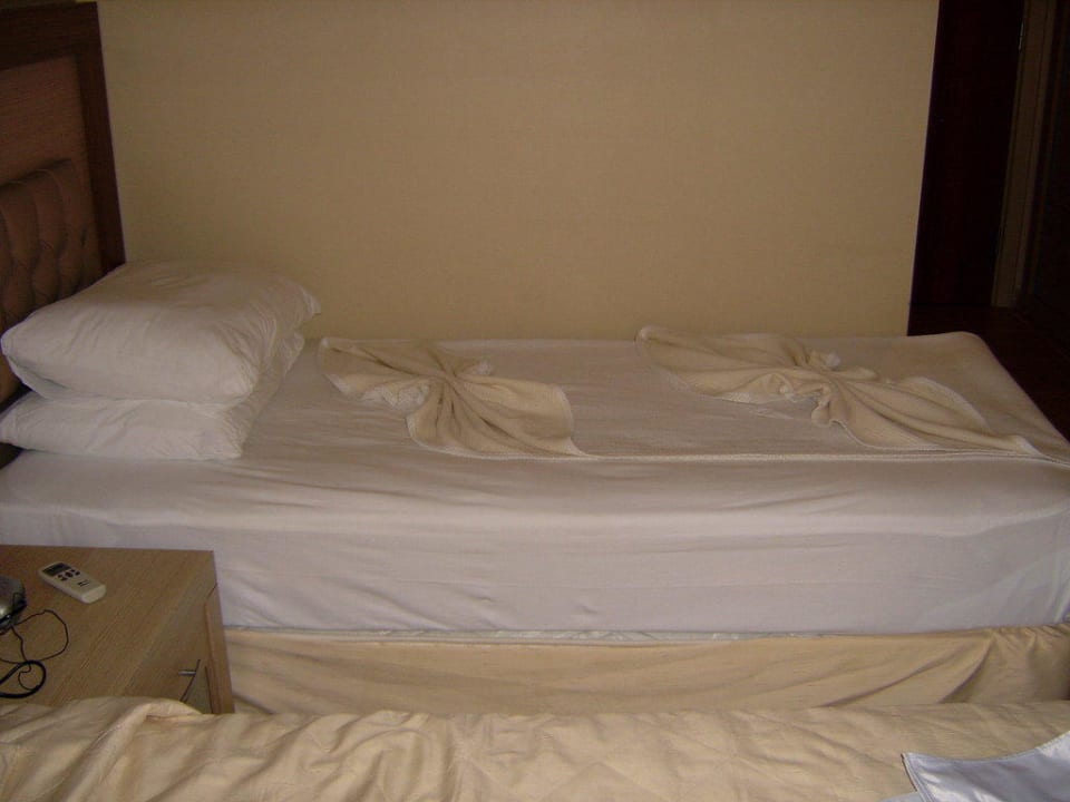 Beim Bett täglich wechselnde Deko Hane Family Resort