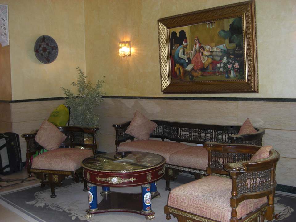 Antike Möbel und Bilder in der Lobby Pickalbatros Alf Leila Wa Leila Resort - Neverland Hurghada