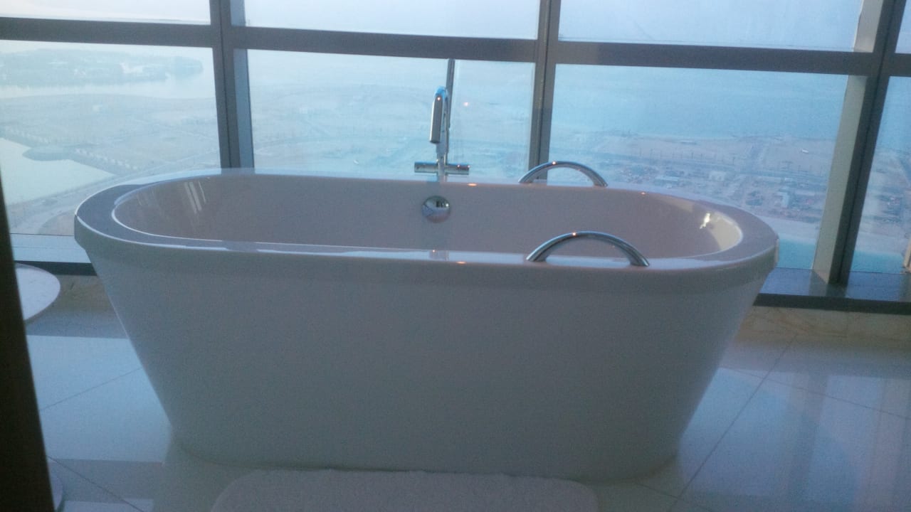 Freistehende Badewanne mit Ausblick Conrad Abu Dhabi Etihad Towers
